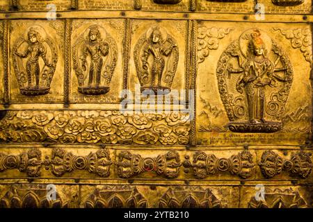 Détail mural orné d'or au temple Seto Machindranath, également connu sous le nom de Janabaha Dyo, Avalokitesvara est une divinité adorée par les hindous et les bouddhistes i. Banque D'Images