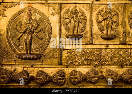 Détail mural orné d'or au temple Seto Machindranath, également connu sous le nom de Janabaha Dyo, Avalokitesvara est une divinité adorée par les hindous et les bouddhistes i. Banque D'Images