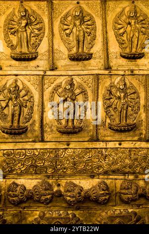 Détail mural orné d'or au temple Seto Machindranath, également connu sous le nom de Janabaha Dyo, Avalokitesvara est une divinité adorée par les hindous et les bouddhistes i. Banque D'Images