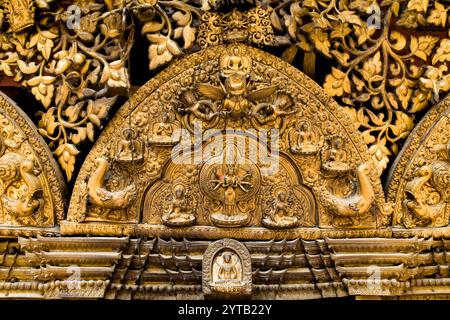 Détail mural orné d'or au temple Seto Machindranath, également connu sous le nom de Janabaha Dyo, Avalokitesvara est une divinité adorée par les hindous et les bouddhistes i. Banque D'Images