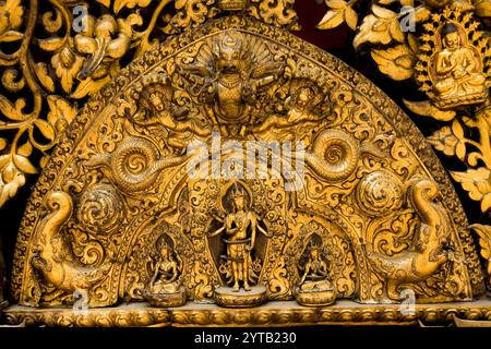 Détail mural orné d'or au temple Seto Machindranath, également connu sous le nom de Janabaha Dyo, Avalokitesvara est une divinité adorée par les hindous et les bouddhistes i. Banque D'Images