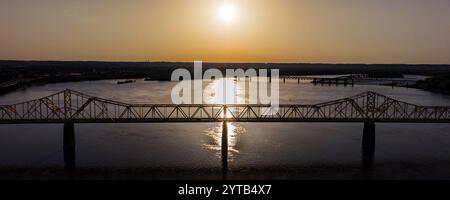 5/9/23 LOUISVILLE, KY - USA - Clark Memorial au coucher du soleil, la vue traverse la rivière Ohio à Louisville, Kentucky - comme vu de l'Indiana Banque D'Images