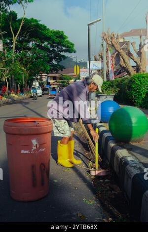 Un balayeur de la ville effectue ses tâches dans la matinée à Rantepao City, le 10 novembre 2024, Sulawesi Sud, Indonésie Banque D'Images