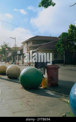 Un balayeur de la ville effectue ses tâches dans la matinée à Rantepao City, le 10 novembre 2024, Sulawesi Sud, Indonésie Banque D'Images