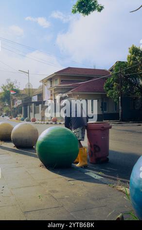 Un balayeur de la ville effectue ses tâches dans la matinée à Rantepao City, le 10 novembre 2024, Sulawesi Sud, Indonésie Banque D'Images