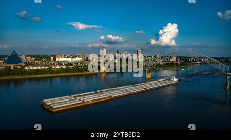6 JUILLET 2023 - MEMPHIS, TN, USA - péniche fluviale sous le pont Hernando de Soto de l'Arkansas à Memphis, Tennessee sur le fleuve Mississippi Banque D'Images