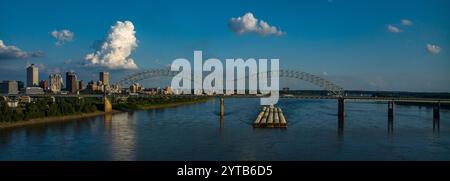 6 JUILLET 2023 - MEMPHIS, TN, USA - péniche fluviale sous le pont Hernando de Soto de l'Arkansas à Memphis, Tennessee sur le fleuve Mississippi Banque D'Images