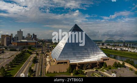 7 JUILLET 2023 - MEMPHIS, TN., États-Unis - Pyramide de Memphis avec ville de Mempis en arrière-plan Banque D'Images