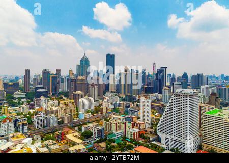 Vue aérienne d'une zone urbaine Bangkok avec de hauts gratte-ciel résidentiels et d'affaires dans la zone centrale pendant la journée ensoleillée. Banque D'Images