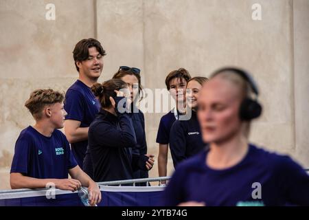 La reine Marie, le prince héritier Christian, le prince Vincent, la princesse Isabelle et la princesse Joséphine acclament pendant les 10 km de distance à la course royale de Copenhague et Frederiksberg. Banque D'Images