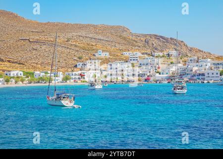 Vue de la baie de Karavostasi, île Folegandros, îles Cyclades, Grèce Banque D'Images