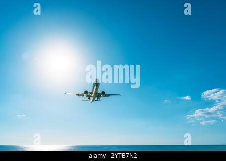 Approche d'atterrissage d'avion au-dessus de la plage de la mer. Voyage en transport aérien. Banque D'Images
