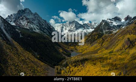 OCTOBRE 2023, ASPEN COLORADO, USA - vue aérienne de Maroon Bells, Aspen Colorado en couleur automne Banque D'Images
