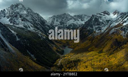 OCTOBRE 2023, ASPEN COLORADO, USA - vue aérienne de Maroon Bells, Aspen Colorado en couleur automne Banque D'Images