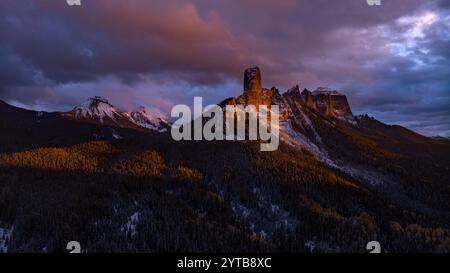 12 OCTOBRE 2023, RIDGWAY, États-Unis - vue du coucher du soleil sur les montagnes de Cimarron près de Ridgway Colorado en automne avec de la neige fraîche - vue de 'court House' Banque D'Images