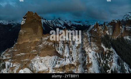 12 OCTOBRE 2023, RIDGWAY, États-Unis - vue du coucher du soleil sur les montagnes de Cimarron près de Ridgway Colorado en automne avec de la neige fraîche - vue de 'court House' Banque D'Images