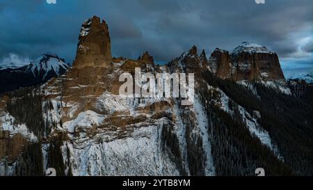 12 OCTOBRE 2023, RIDGWAY, États-Unis - vue du coucher du soleil sur les montagnes de Cimarron près de Ridgway Colorado en automne avec de la neige fraîche - vue de 'court House' Banque D'Images