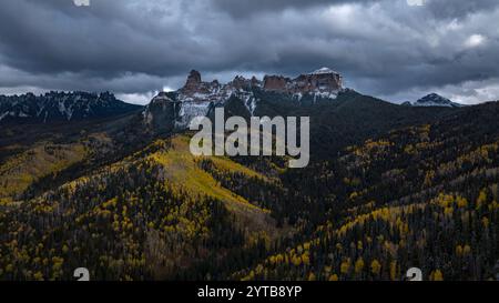 12 OCTOBRE 2023, RIDGWAY, États-Unis - vue du coucher du soleil sur les montagnes de Cimarron près de Ridgway Colorado en automne avec de la neige fraîche - vue de 'court House' Banque D'Images
