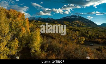 4 OCTOBRE 2023, COL KEBLER, CRÈSTED BUTTE, CO. États-Unis - couleurs de coucher de soleil sur les montagnes Kebler Pass en couleur automne Banque D'Images