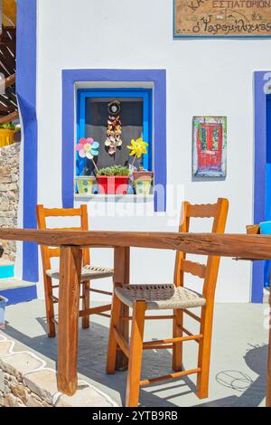 Café en plein air, Agali, Folegandros Island, Cyclades Islands, Grèce Banque D'Images