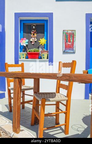 Café en plein air, Agali, Folegandros Island, Cyclades Islands, Grèce Banque D'Images