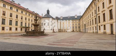 Vue panoramique sur la deuxième cour du complexe monumental du château et de la cathédrale de Prague. Banque D'Images