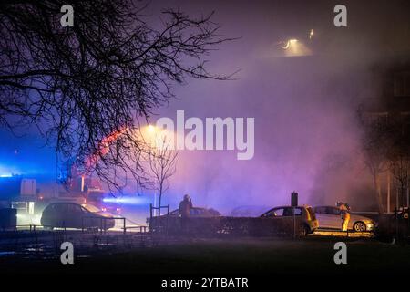 DEN HAAG - les services d'urgence sont présents au Tarwekamp où fait rage un très grand incendie. Une explosion a peut-être eu lieu. ANP JOSH WALET pays-bas Out - belgique Out Banque D'Images
