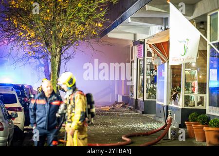 DEN HAAG - les services d'urgence sont présents au Tarwekamp où fait rage un très grand incendie. Une explosion a peut-être eu lieu. ANP JOSH WALET pays-bas Out - belgique Out Banque D'Images