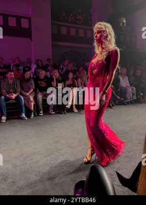 18-22 OCTOBRE 2023 - LOS ANGELES, CA. États-Unis - de beaux modèles défilent sur la piste de la Fashion week de Los Angeles 2023 - mettant en vedette des designers internationaux Banque D'Images