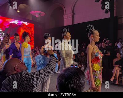 18-22 OCTOBRE 2023 - LOS ANGELES, CA. États-Unis - de beaux modèles défilent sur la piste de la Fashion week de Los Angeles 2023 - mettant en vedette des designers internationaux Banque D'Images