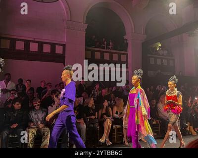 18-22 OCTOBRE 2023 - LOS ANGELES, CA. États-Unis - de beaux modèles défilent sur la piste de la Fashion week de Los Angeles 2023 - mettant en vedette des designers internationaux Banque D'Images