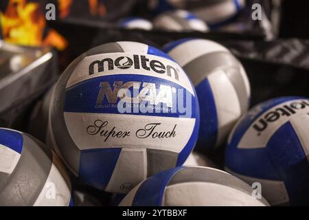 Un volleyball de la NCAA est en pile dans le premier set du match de volleyball de la NCAA contre les Wildcats du New Hampshire à Tempe, Arizona, vendredi 6 décembre 2024. Arizona State a battu le New Hampshire 3-0 (Thomas Fernandez/image of Sport). Banque D'Images