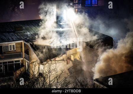 DEN HAAG - les services d'urgence sont présents au Tarwekamp où fait rage un très grand incendie. Une explosion a peut-être eu lieu. ANP JOSH WALET pays-bas Out - belgique Out Banque D'Images