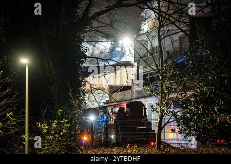 DEN HAAG - les services d'urgence sont présents au Tarwekamp où fait rage un très grand incendie. Une explosion a peut-être eu lieu. ANP JOSH WALET pays-bas Out - belgique Out Banque D'Images