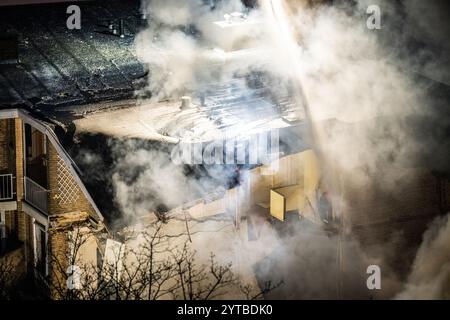DEN HAAG - les services d'urgence sont présents au Tarwekamp où fait rage un très grand incendie. Une explosion a peut-être eu lieu. ANP JOSH WALET pays-bas Out - belgique Out Banque D'Images