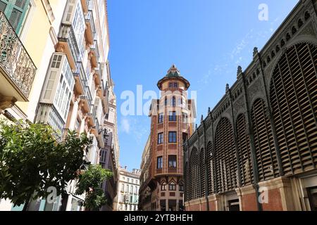 Bâtiment d'angle Sagasta 5 Guerrero Strachan dans la vieille ville de Malaga, Andalousie, Espagne Banque D'Images