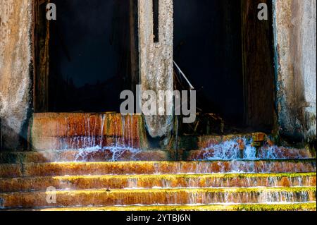 Puits d'eau chaude abandonné près de l'oasis de Zaouia dans le désert du Sahara en Tunisie. Banque D'Images