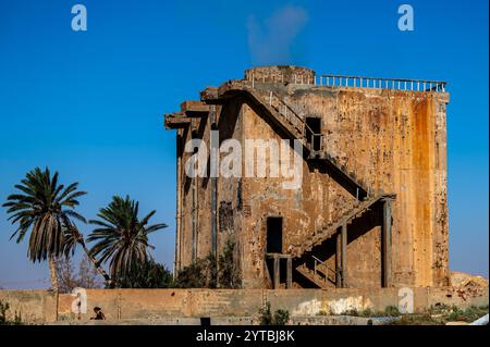 Puits d'eau chaude abandonné près de l'oasis de Zaouia dans le désert du Sahara en Tunisie. Banque D'Images