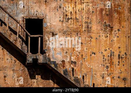 Puits d'eau chaude abandonné près de l'oasis de Zaouia dans le désert du Sahara en Tunisie. Banque D'Images