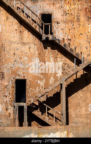 Puits d'eau chaude abandonné près de l'oasis de Zaouia dans le désert du Sahara en Tunisie. Banque D'Images