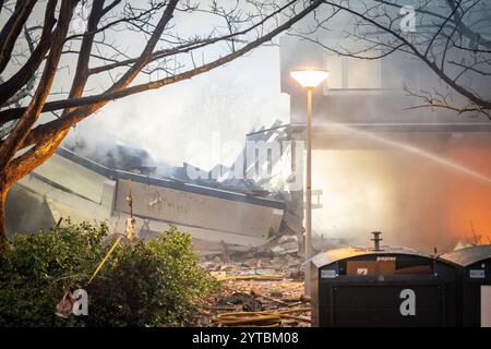 DEN HAAG - les services d'urgence sont présents au Tarwekamp où fait rage un très grand incendie. Une explosion a peut-être eu lieu. ANP JOSH WALET pays-bas Out - belgique Out Banque D'Images