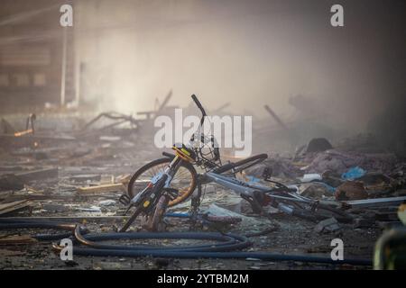 DEN HAAG - les services d'urgence sont présents au Tarwekamp où fait rage un très grand incendie. Une explosion a peut-être eu lieu. ANP JOSH WALET pays-bas Out - belgique Out Banque D'Images