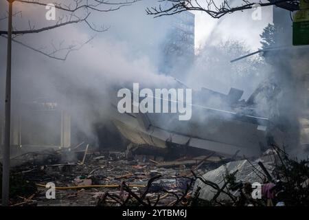 DEN HAAG - les services d'urgence sont présents au Tarwekamp où fait rage un très grand incendie. Une explosion a peut-être eu lieu. ANP JOSH WALET pays-bas Out - belgique Out Banque D'Images
