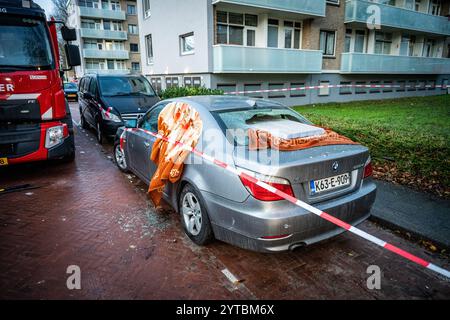 DEN HAAG - les services d'urgence sont présents au Tarwekamp où fait rage un très grand incendie. Une explosion a peut-être eu lieu. ANP JOSH WALET pays-bas Out - belgique Out Banque D'Images