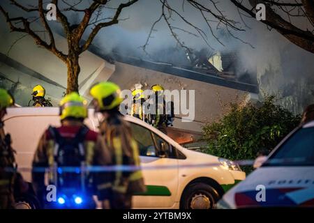 DEN HAAG - les services d'urgence sont présents au Tarwekamp où fait rage un très grand incendie. Une explosion a peut-être eu lieu. ANP JOSH WALET pays-bas Out - belgique Out Banque D'Images
