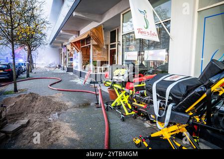 DEN HAAG - les services d'urgence sont présents au Tarwekamp où fait rage un très grand incendie. Une explosion a peut-être eu lieu. ANP JOSH WALET pays-bas Out - belgique Out Banque D'Images