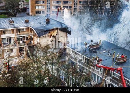 DEN HAAG - un aperçu d'un point plus élevé de l'énorme chaos autour de l'appartement porche sur le Tarwekamp qui s'est partiellement effondré après une explosion. ANP JEFFREY GROENEWEG pays-bas OUT - belgique OUT Banque D'Images