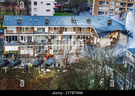 DEN HAAG - un aperçu d'un point plus élevé de l'énorme chaos autour de l'appartement porche sur le Tarwekamp qui s'est partiellement effondré après une explosion. ANP JEFFREY GROENEWEG pays-bas OUT - belgique OUT Banque D'Images