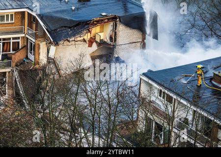 DEN HAAG - un aperçu d'un point plus élevé de l'énorme chaos autour de l'appartement porche sur le Tarwekamp qui s'est partiellement effondré après une explosion. ANP JEFFREY GROENEWEG pays-bas OUT - belgique OUT Banque D'Images