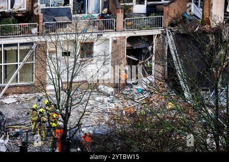 DEN HAAG - un aperçu d'un point plus élevé de l'énorme chaos autour de l'appartement porche sur le Tarwekamp qui s'est partiellement effondré après une explosion. ANP JEFFREY GROENEWEG pays-bas OUT - belgique OUT Banque D'Images